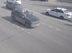 В Волгограде мать решила проветрить детей через открытый люк иномарки и попала на видео