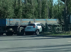 Появилось видео ДТП с МАЗом и Nissan, перегородившими въезд в Волжский 