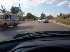 Маршрутка и «Дэу» «поцеловались» на оживленном перекрестке в Волжском