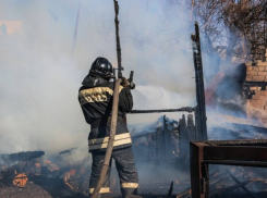 Под Волжским пожарные тушили деревянную кровлю дома