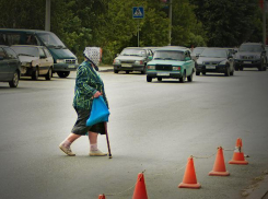 В Волжском водитель на «Рено» наехал на пенсионерку
