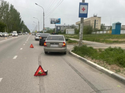 Два авто столкнулись на дороге по Оломоуцкой в Волжском: есть пострадавший