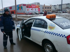 В Волжском прикрыли деятельность трех нелегальных такси 