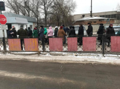 На почтах проездных нет, а в автоколонне - громадная очередь: в Волжском стартовали продажи