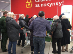 Гигантские очереди в «Сбербанк» собираются в Волжском: видео