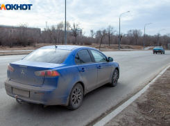 Камеры видеонаблюдения зафиксировали новый эпизод взлома автомобиля в Волжском