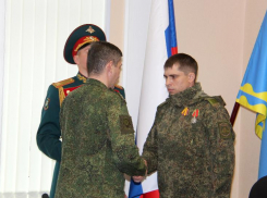 В Волжском артиллериста наградили медалью Суворова