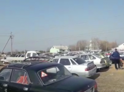 Волжане заполонили кладбище в день Пасхи для усопших
