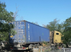 На севере Волгограда большегруз разворошил кладбище