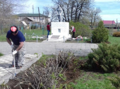 Казаки благоустроили территорию памятника погибшим воинам в Волгоградской области