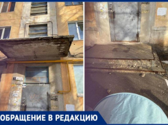 Камни с козырька падают на голову при входе в подъезд в Волжском