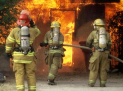 Под Волгоградом дачники случайно спалили пять хозпостроек и две машины