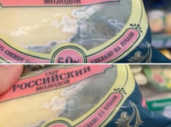 Больше плесени, чем сыра: «зеленый» Российский нашли на прилавке Перекрестка в Волжском