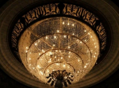 Волжане увидят спуск 3-тонной хрустальной люстры в ДК «ВГС»