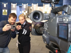 Блондинка-полицейский из ролика со стрельбой и погоней ушла из органов и завела блог