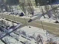 На маленьком перекрестке автомобилисты устроили аварию в Волжском