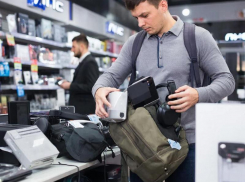 Рецидивист из Волжского обворовал «ДНС» и «М.Видео» на 100 тысяч рублей