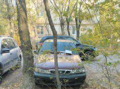 В Волжском два брошенных автомобиля могут увезти на спецстоянку