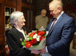 Мэр Волжского лично поздравил защитницу Сталинграда