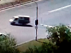 Появилось видео, как «Газель» транспортной компании потеряла важную корреспонденцию в Волжском
