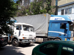 Вакханалия на Ленина, 58 в разгаре: во двор заехали фуры, рабочие вооружились пилами