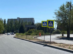 Осталось немного: в Волжском на улице Карбышева начали укладывать верхний слой асфальта