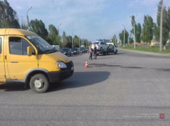 Пассажирка маршрутки пострадала в столкновении с иномаркой в Волжском
