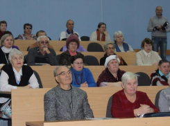 Домовые комитеты в Волжском сели за парты