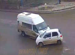 Маршрутка №159 и Daewoo Matiz столкнулись в Волжском на перекрестке