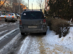 Волжанка едва не сломала ногу из-за авто, припаркованных на тротуаре