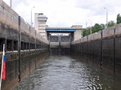 Из-за сброса воды на Волжской ГЭС снова остановили паромную переправу