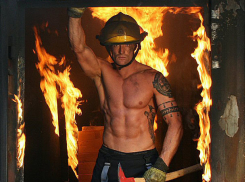 Мускулистые пожарные решили показать свое мастерство на кроссфите в Волжском