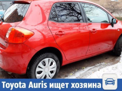 Красную красотку Toyota Auris срочно продают в Волжском