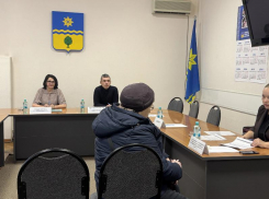 В Волжском на приеме у юристов пенсионерке помогли добиться выплат за награду погибшего сына-героя