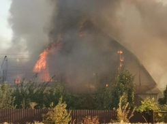 В волжском поселке Рабочий сгорел частный дом