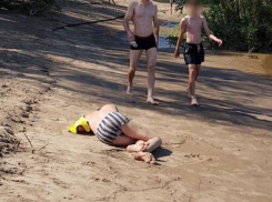 Ранняя пташка отправилась в царство Морфея на теплом песочке в Киляковке