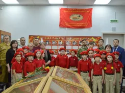 В Волжском увековечили память погибшего на СВО Юрия Баскакова, выпускника школы №31