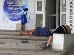 «Не определились»: два джентльмена уснули на пороге магазина и парикмахерской