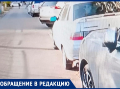 В Волжском из-за парковки на тротуарах женщина не может провезти ребенка инвалида на коляске
