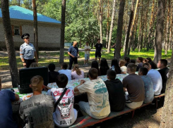 Полиция и медики проверяют на знание законодательства о незаконном обороте наркотиков летние лагеря в Средней Ахтубе