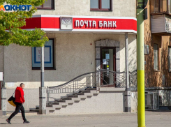 В Волжском инвалиды не могут попасть в отделение банка, чтобы снять пенсию