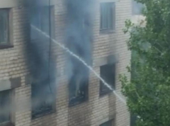 Видео пожара на заводе ЭВТ в Волжском сняли очевидцы