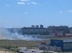 Огромный пустырь с горящей травой тушили на улице Дружбы в Волжском 