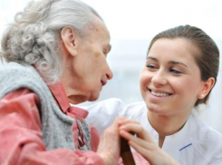 Тихий ветерок и пасмурное небо ждет волжан в День соцработника