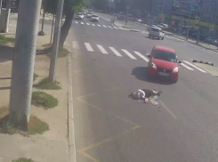 Автоледи сбила пенсионерку на пешеходном переходе в центре Волгограда: видео
