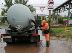 В Волжском убирают воду в проблемных местах