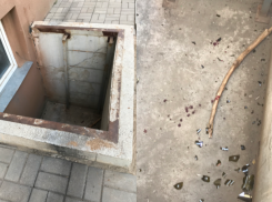 Ребенок рухнул в открытый пожарный проход в Волжском