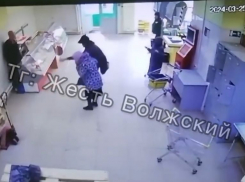 Ворвался в магазин и отпинал бабушек и продавцов: на видео в Волжском попало жестокое нападение