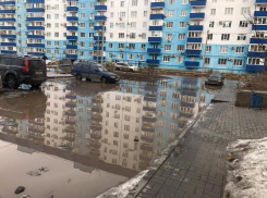 Коммунальные службы не успевают откачивать лужи в Волжском