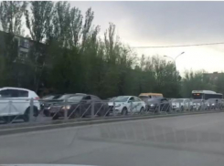 Волжский сковали километровые пробки в час пик: видео